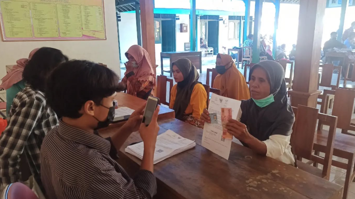 Ilustrasi: Penyaluran bantuan sosial (bansos) kepada KPM.