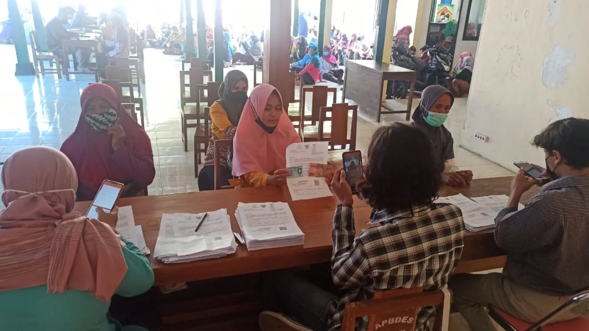 Ilustrasi: Penyaluran bantuan sosial (bansos).