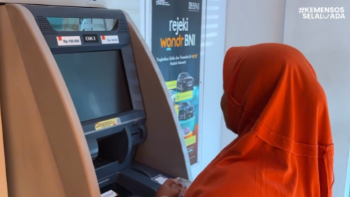 Ilustrasi: Masyarakat saat mengecek pencairan bantuan sosial (bansos) melalui mesin ATM.