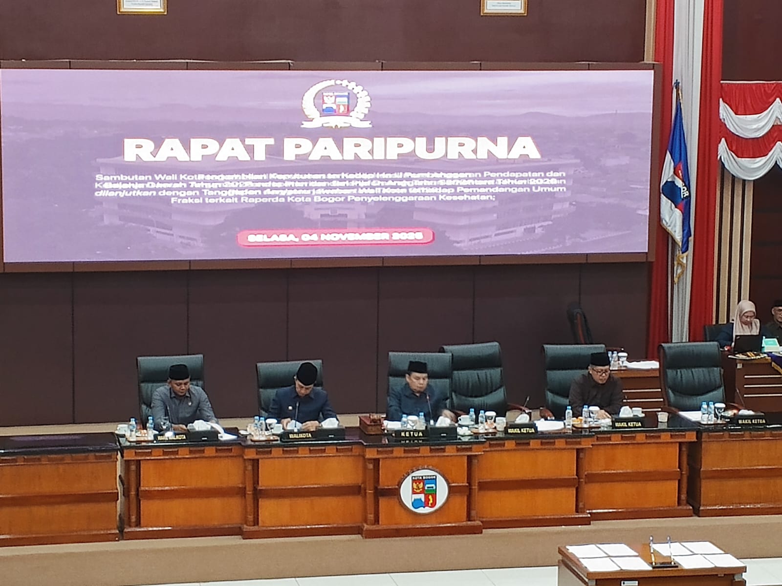 DPRD dan Pemkot Bogor membahas sejumlah Raperda pada rapat paripurna di Gedung DPRD Kota Bogor, Selasa 4 November 2025.