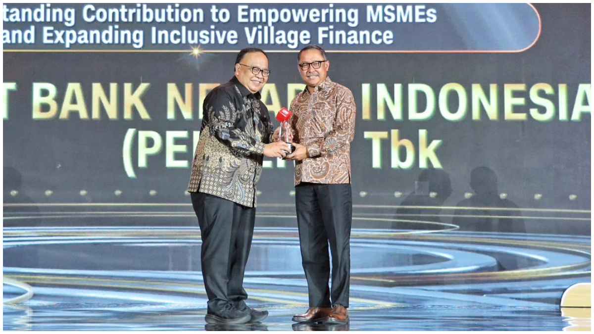 Muhammad Iqbal, Direktur Commercial Banking BNI (kanan) saat menerima penghargaan pada Jumat 31 Oktober 2025.