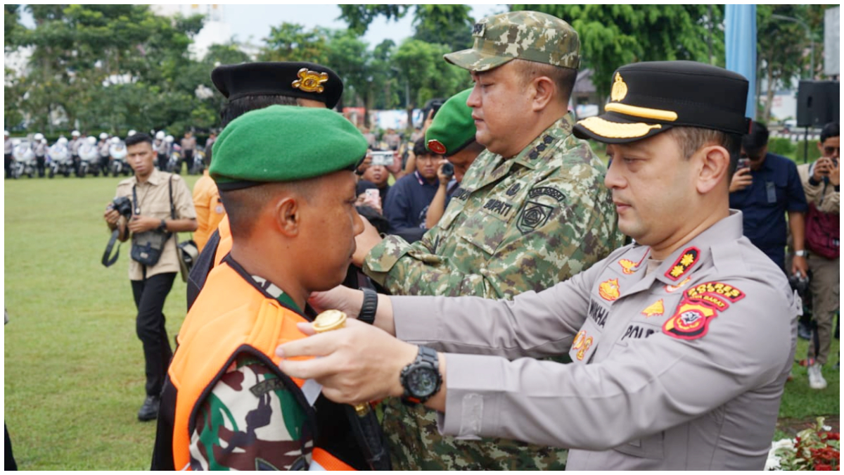 Pemasangan rompi tagana pada Apel Siaga Tanggap Bencana di lapangan Tegar Beriman Cibinong Kabupaten Bogor.