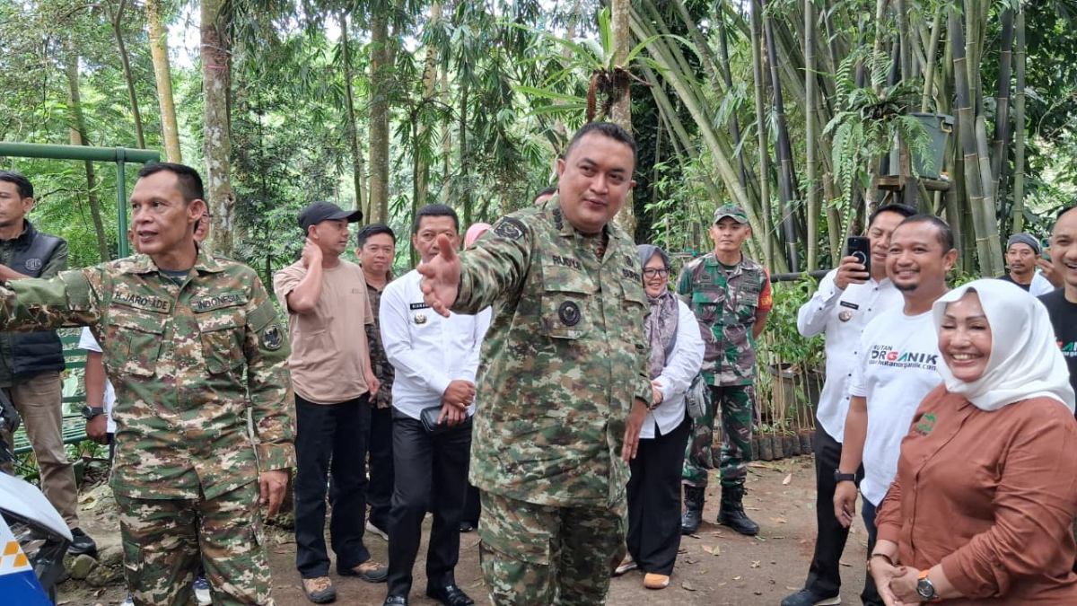 Bupati Bogor Rudy Susmanto bersama Forkopimda Kabupaten Bogor mengunjungi Hutan Organik di Megamendung, Kabupaten Bogor.