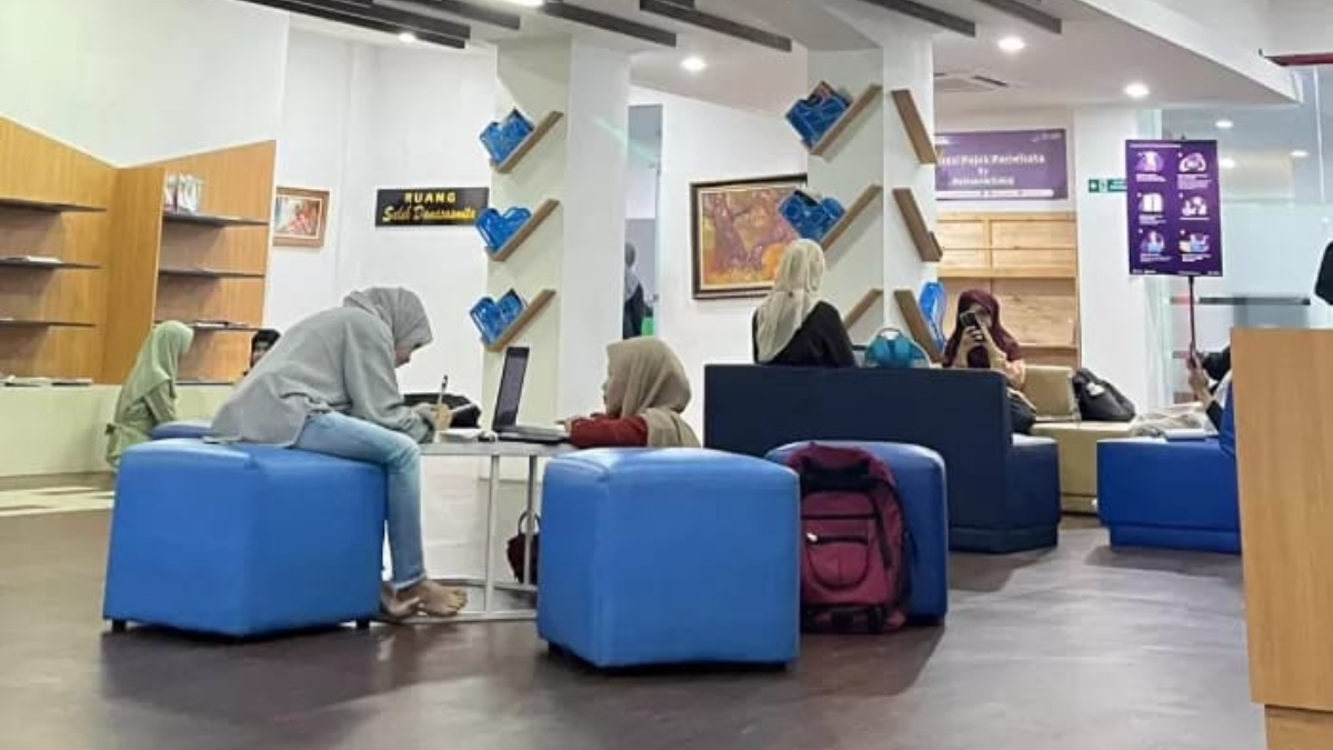 Aktivitas para pengunjung di Perpustakaan Kota Bogor.