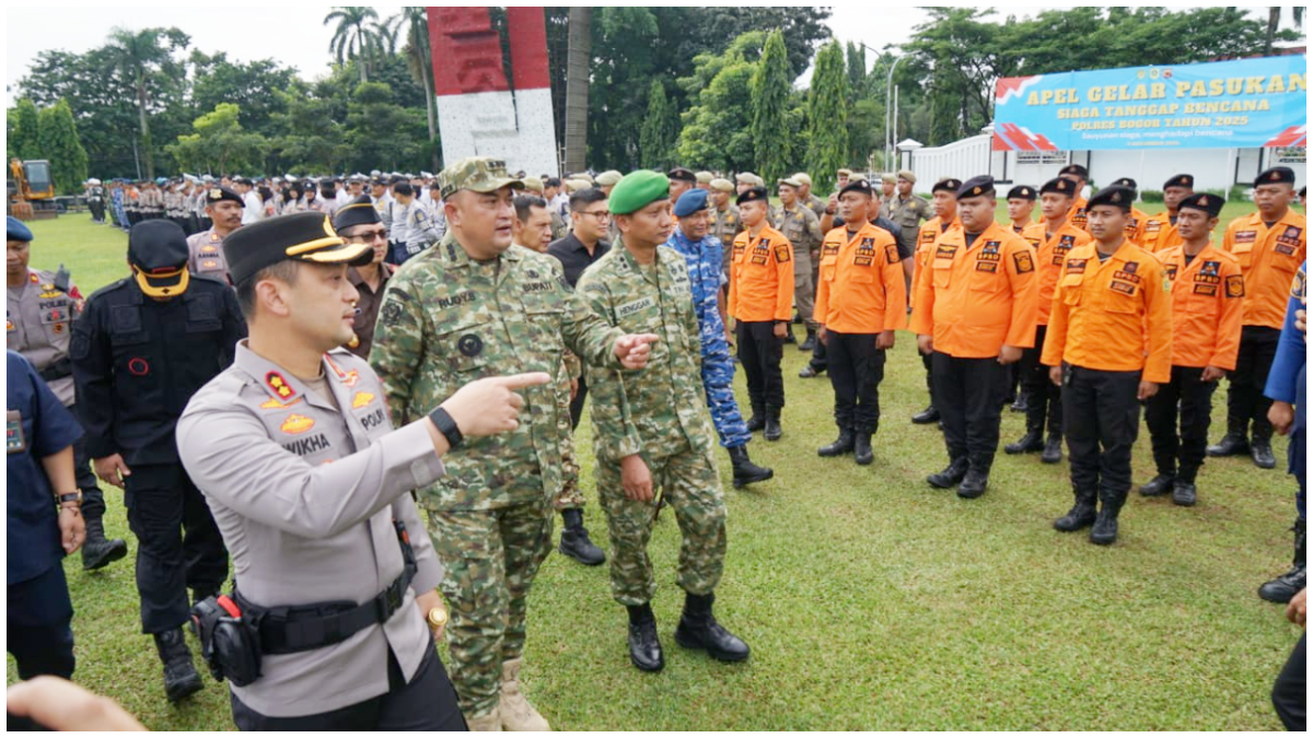 Apel Siaga Bencana di lapangan Tegar Beriman Cibinong Kabupaten Bogor. Sebanyak 3 ribu personel gabungan dikerahkan.