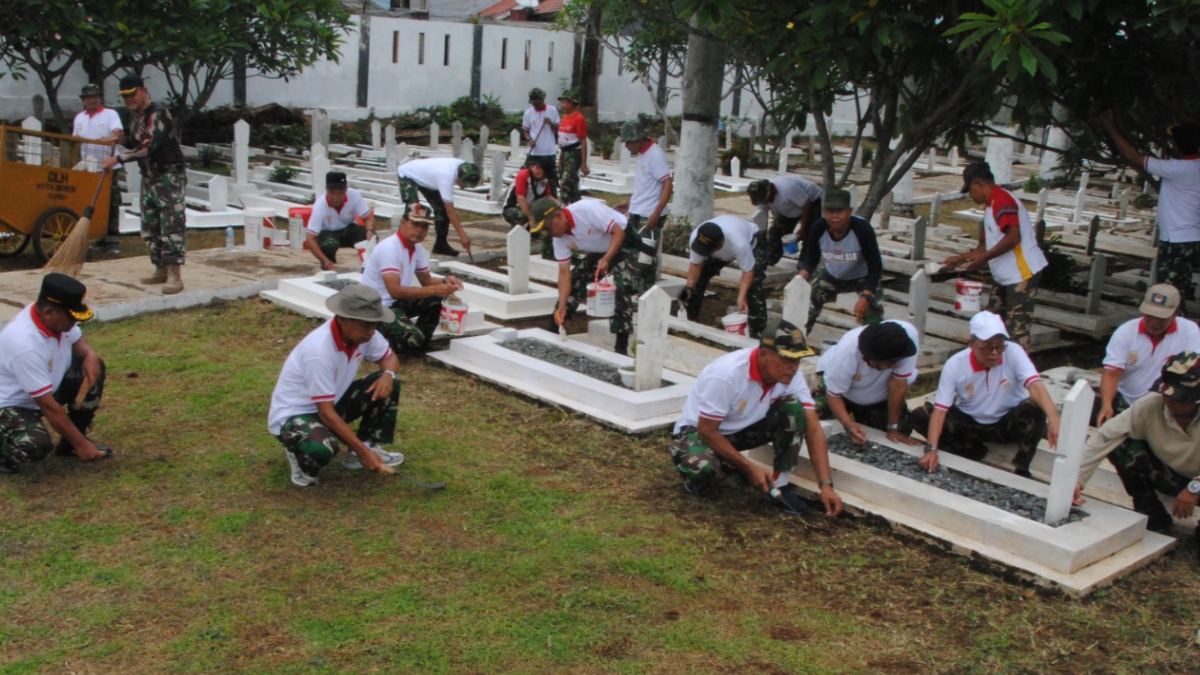 Purnawirawan TNI yang tergabung dalam Persatuan Purnawirawan Angkatan Darat (PPAD) Kota Bogor menggelar aksi kerja bakti di Taman Makam Pahlawan (TMP) Dreded.