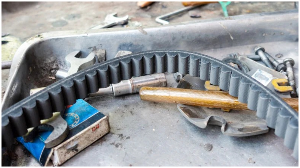 Ilustrasi v-belt motor komponen penting yang wajib dicek secara rutin agar performa motor tetap optimal.