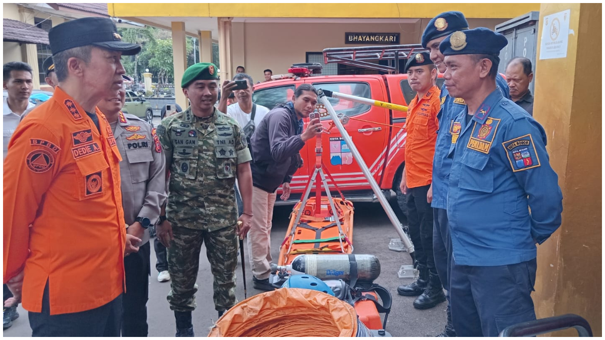 Wali Kota Bogor Dedie Rachim saat melihat peralatan penyelamatan kebencanaan milik BPBD dan Damkar Kota Bogor. BPBD tengah menyiapkan rencana antisipasi menghadapi gempa megathrust.