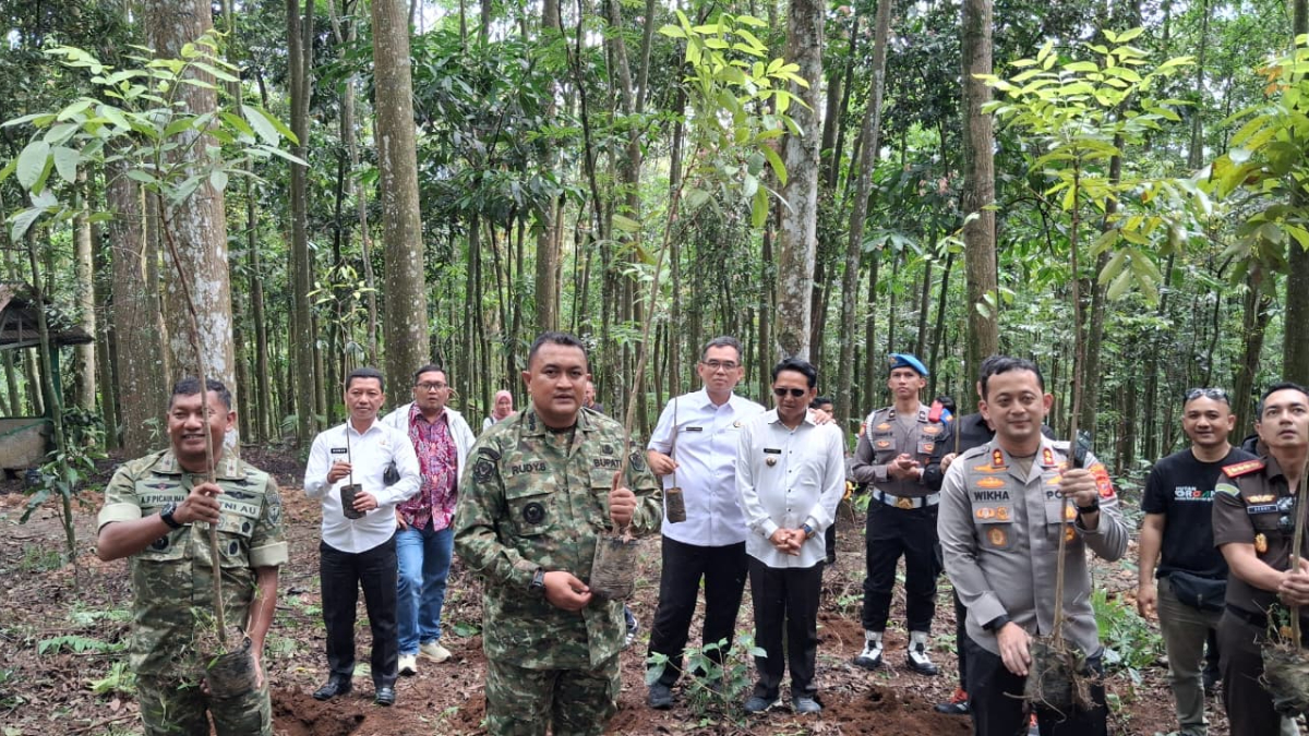 Bupati Bogor Rudy Susmanto bersama Forkopimda melakukan penanaman di Hutan Organik, Megamendung, Kabupaten Bogor, Rabu, 5 November 2025.