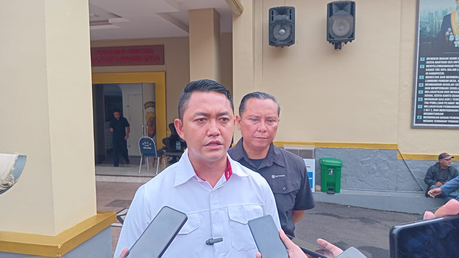 Kasatreskrim Polresta Bogor Kota, Kompol Aji Riznaldi Nugroho saat menjelaskan soal kasus penganiayaan.