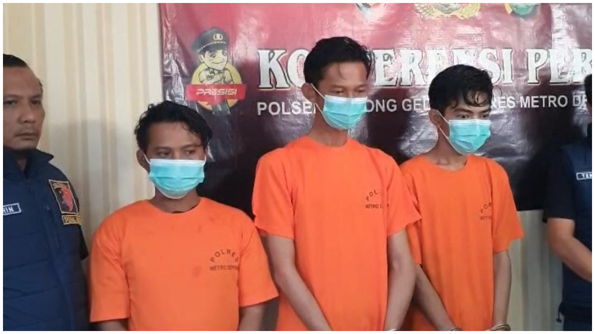 Tiga tersangka pembunuhan di Bojonggede ditampilkan saat pres rilis. Pelaku dan korban berkenalan di Facebook.