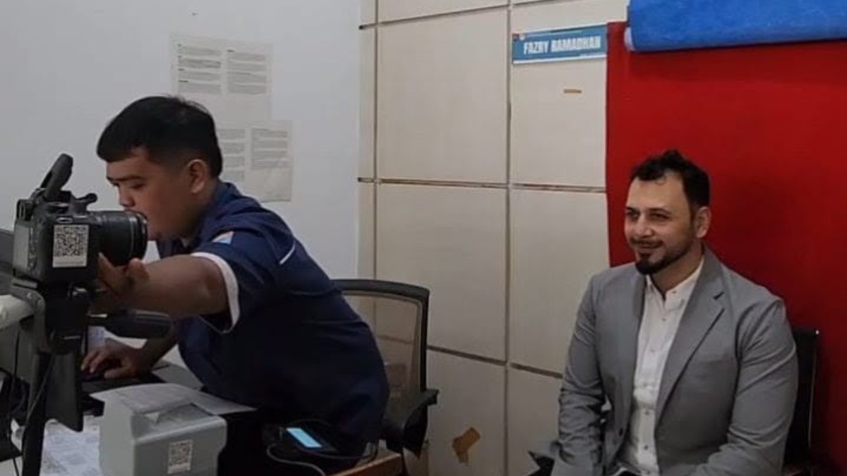 WNA melakukan perekaman e-KTP di Disdukcapil Kota Bogor.