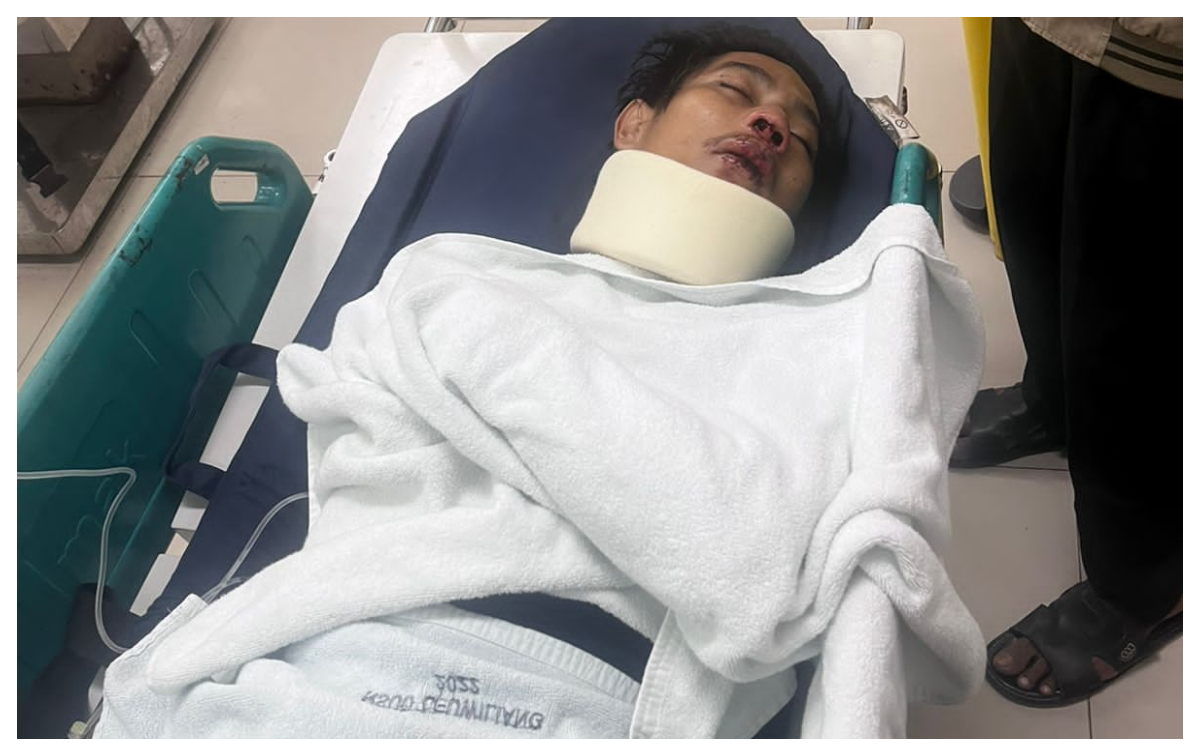 Anggota Damkar Sektor Leuwiliang, mendapatkan perawatan di rumah sakit akibat tertabrak pengendara motor di Jalan Raya Cibungbulang, Desa Dukuh, Kecamatan Cibungbulang, Kabupaten Bogor.