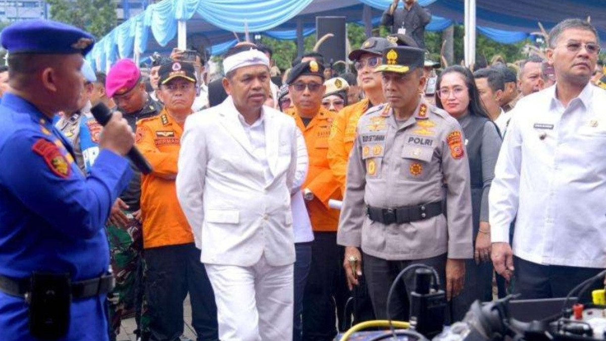 Gubernur Jawa Barat Dedi Mulyadi saat menghadiri Apel Kesiapsiagaan Tanggap Darurat Bencana di Kota Bandung.