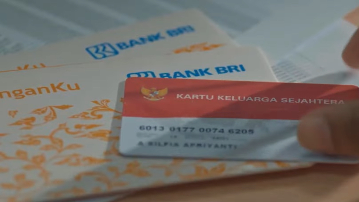 Ilustrasi Kartu KKS dan Buku Tabungan Bank Himbara