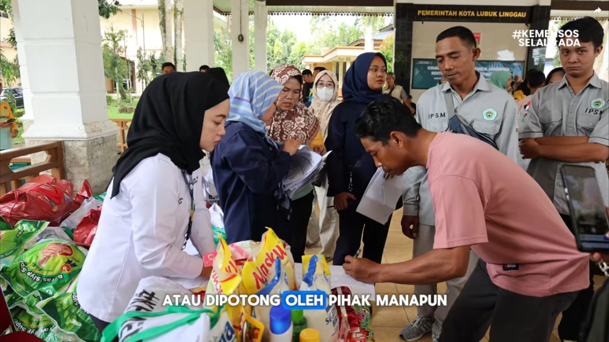 Ilustrasi pembagian bansos BPNT atau sembako