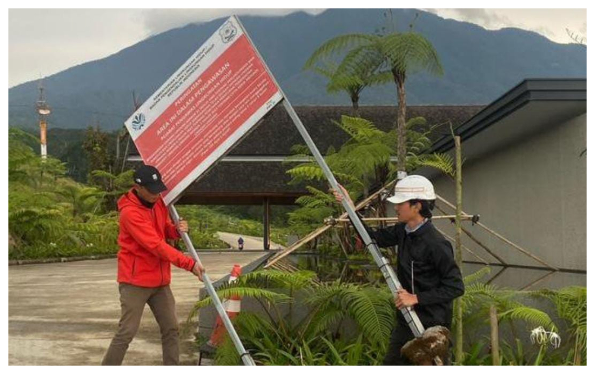 Petugas KLH mencabut plang segel di 15 usaha wisata yang berlokasi di Kecamatan Megamendung, Kabupaten Bogor, Jawa Barat.