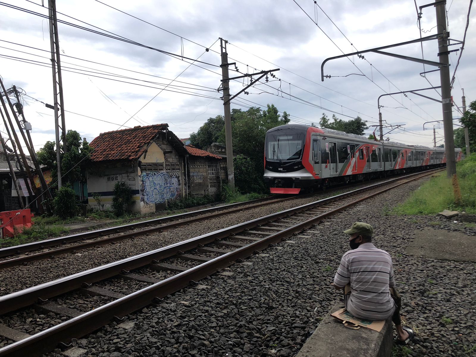 Kondisi perlintasan kereta di Jalan Sholeh Iskandar, Kecamatan Tanah Sareal, Kota Bogor, yang sangat membahayakan masyarakat.