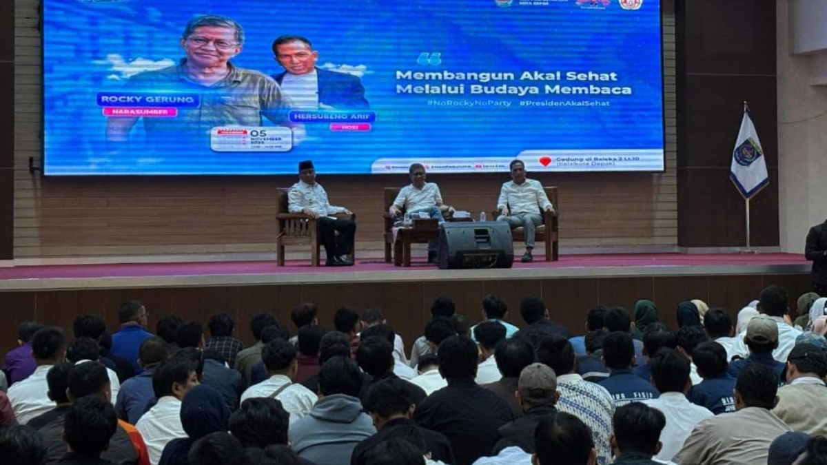 Rocky Gerung saat memberikan materi dalam talkshow bertajuk Membangun Akal Sehat Melalui Budaya Membaca.