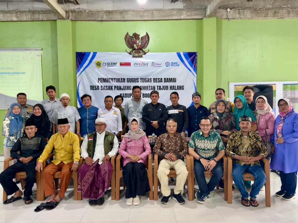 Yayasan Inklusif dan Pemerintah Desa Sasak Panjang bentuk Gugus Tugas Desa Damai di Balai Desa Sasak Panjang, Kecamatan Tajurhalang, Kabupaten Bogor, Kamis 6 November 2025.