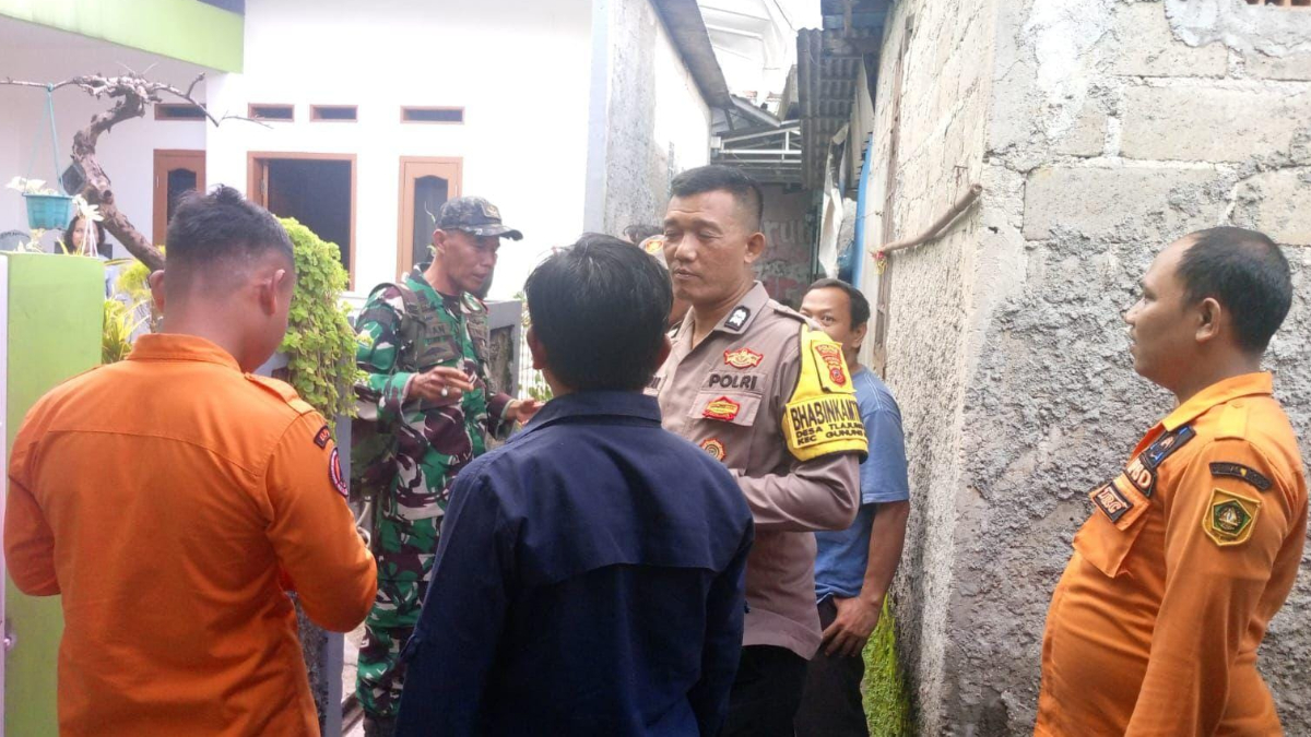 Petugas BPBD Kabupaten Bogor bersama aparat setempat di lokasi angin puting beliung di Gunung Putri, Kabupaten Bogor.