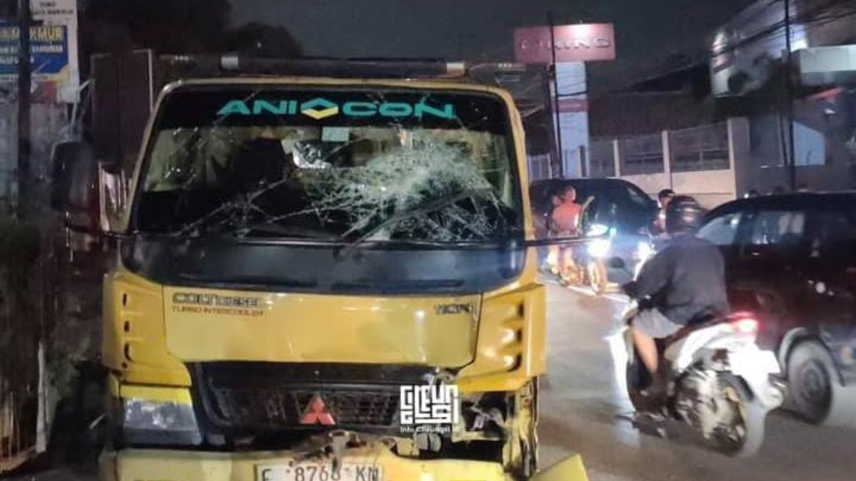 Kecelakaan terjadi di Jalan Narogong, Cileungsi, Kabupaten Bogor melibatkan truk dan motor.