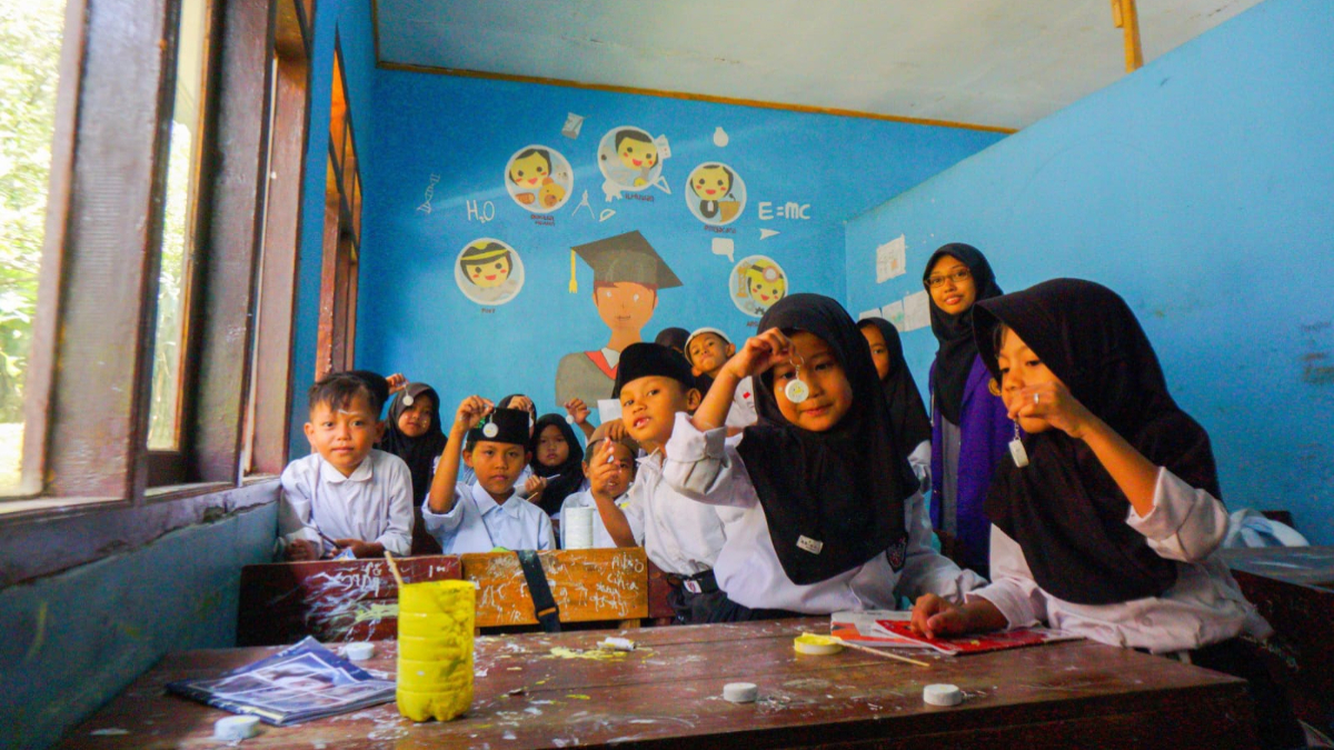 Anak-anak Kampung Cisoro antusias mengikuti kelas kreatif yang digelar mahasiswa Politeknik Negeri Media Kreatif (Polimedia) di Desa Sukamulya, Kecamatan Sukamakmur, Kabupaten Bogor.