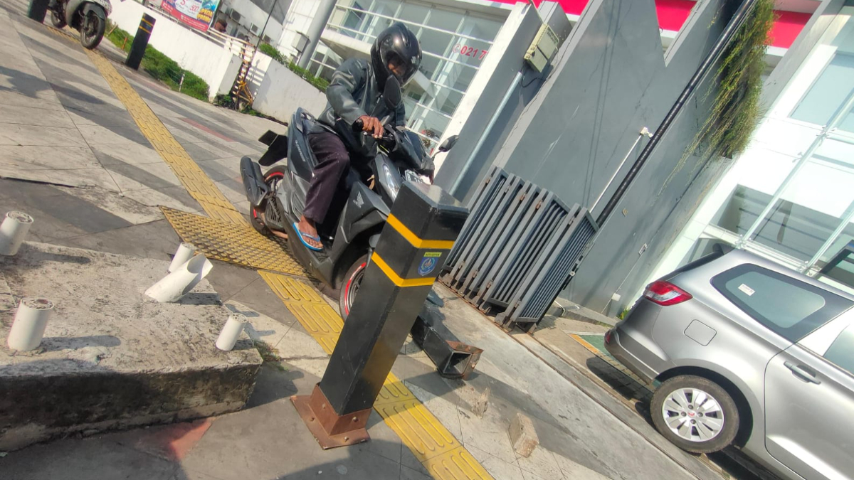 Kondisi trotoar di Jalan Raya Margonda Kota Depok.