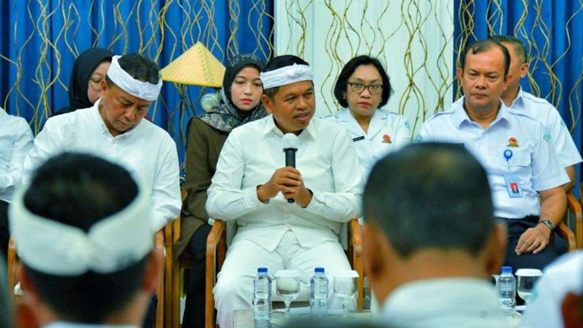 Gubernur Jawa Barat Dedi Mulyadi saat rapat koordinasi penyelenggaraan pengujian kendaraan bermotor dan pengendalian operasional angkutan barang hasil tambang, di Bandung.