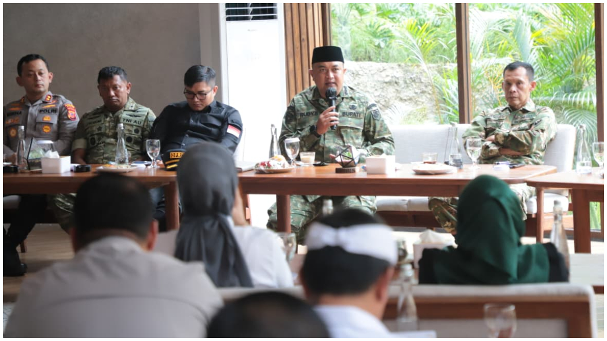 Rapat persiapan penanaman vegetasi serentak serta pembahasan Program Koperasi Desa Merah Putih, yang digelar di Enchanting Valley, Cisarua, Kabupaten Bogor.