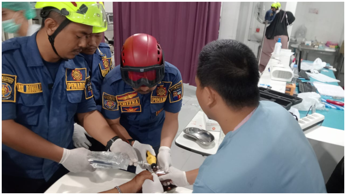 Damkar Kota Bogor saat membantu melepaskan cincin dari tangan korban luka bacok.