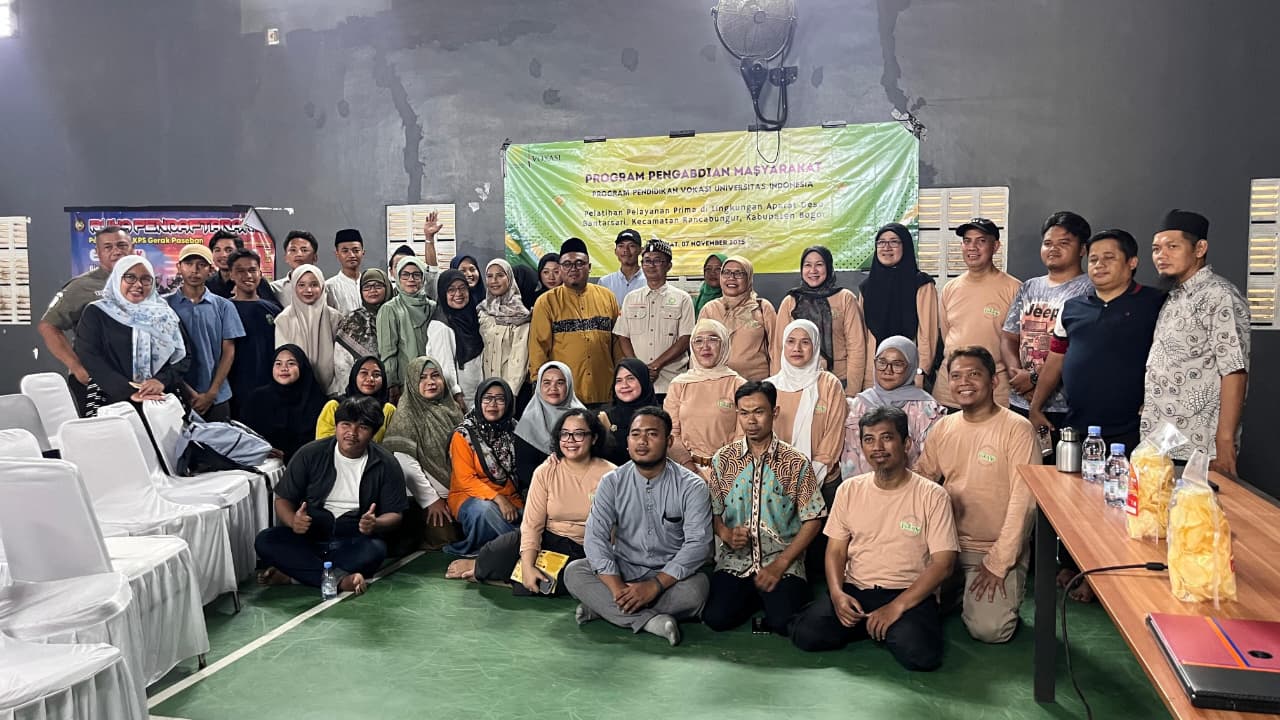 Staf Desa Bantarsari, mengikuti Pelatihan Pelayanan Prima yang digelar Dosen Program Vokasi UI di aula Kantor Desa Bantarsari, Kecamatan Rancabungur, Kabupaten Bogor.