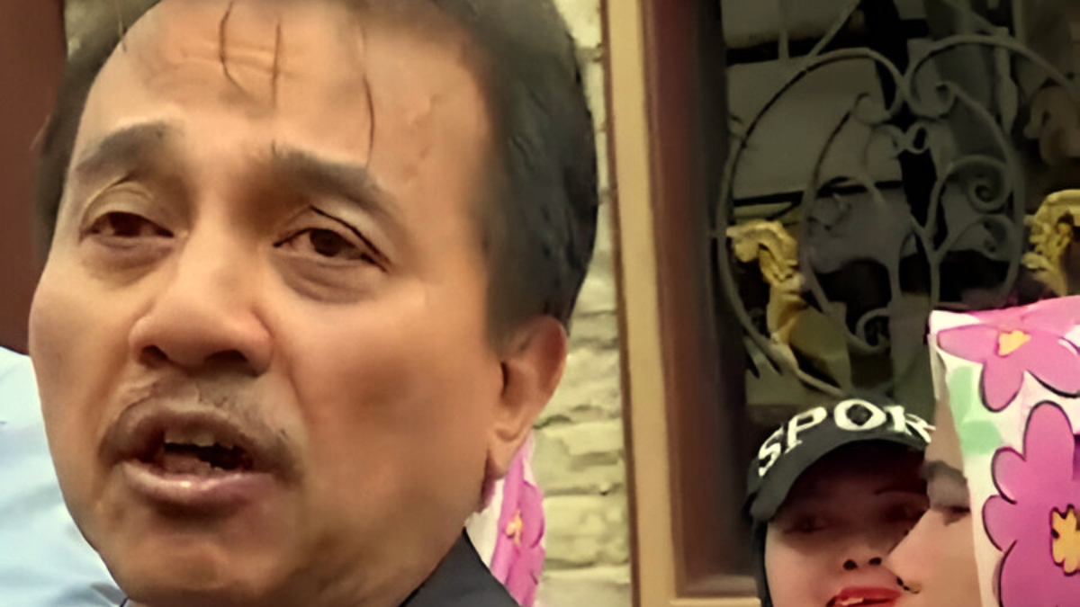 Eks&nbsp;Menpora, Roy Suryo memberikan keterangan kepada wartawan di Mabes Polri, Jumat 7 November 2025.