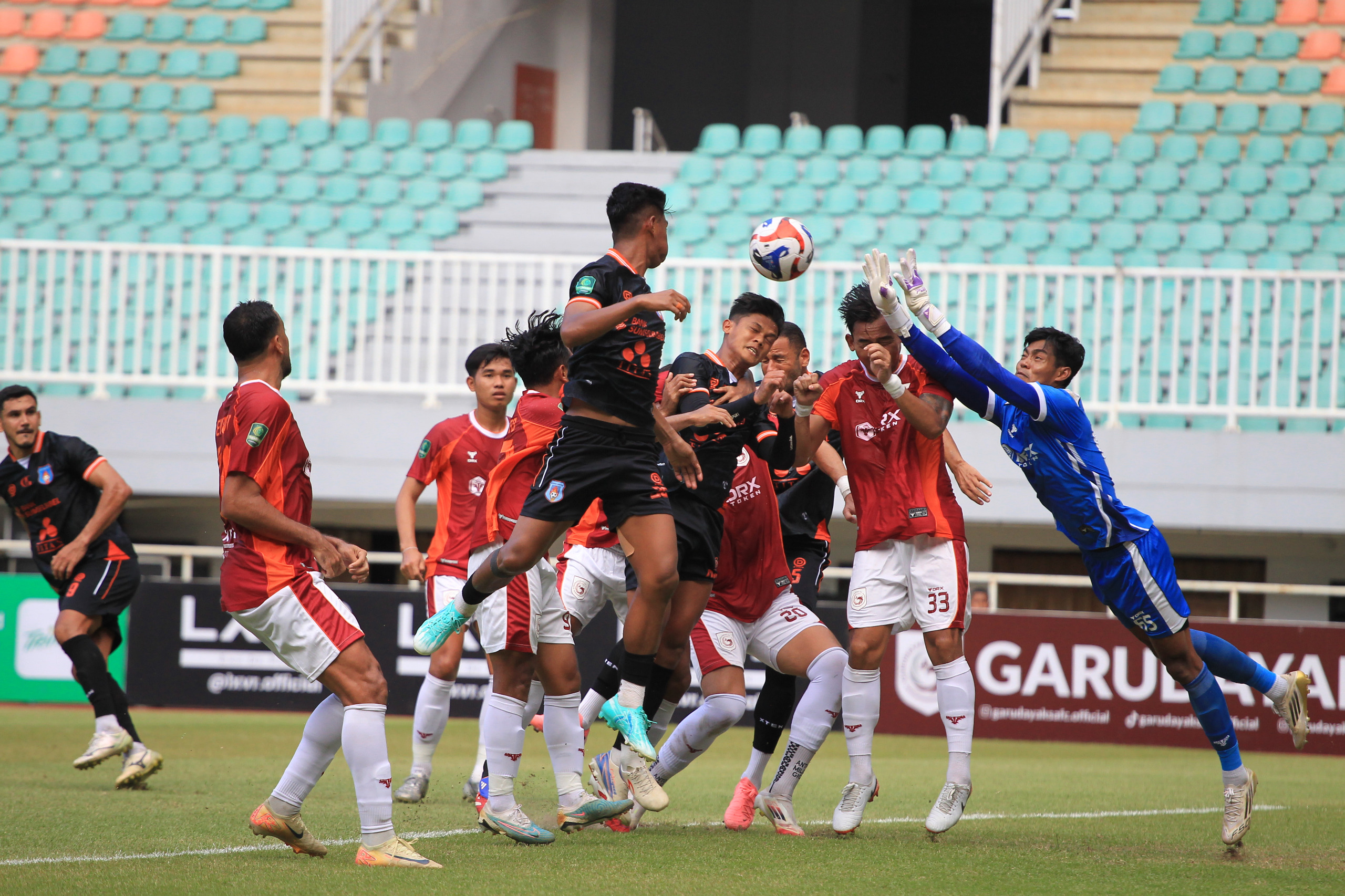 Garudayaksa FC menjamu Sumsel United (hitam) di pekan ke-9 Pegadaian Championship di Stadion Pakansari, CIbinong, Jumat (7/11).