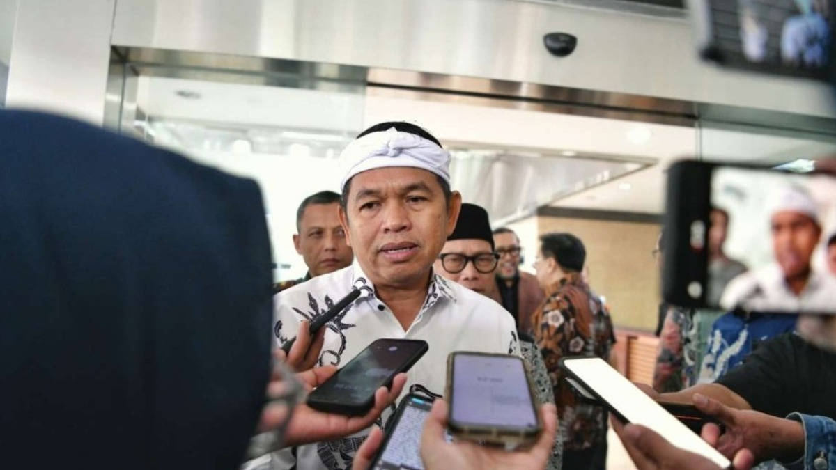 Gubernur Jawa Barat, Dedi Mulyadi diwawancarai wartawan.