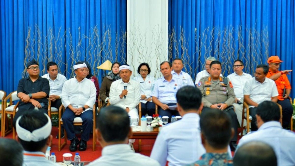 Gubernur Jawa Barat Dedi Mulyadi memberikan sambutan dalam Rapat Koordinasi di Gedung Sate.