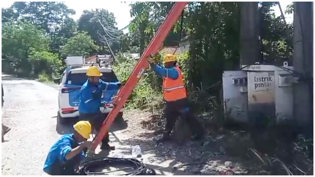 Petugas PLN tengah mengganti kabel listrik di Kampung Leuwiranji, Desa Sukamulya, Rumpin yang dicuri.