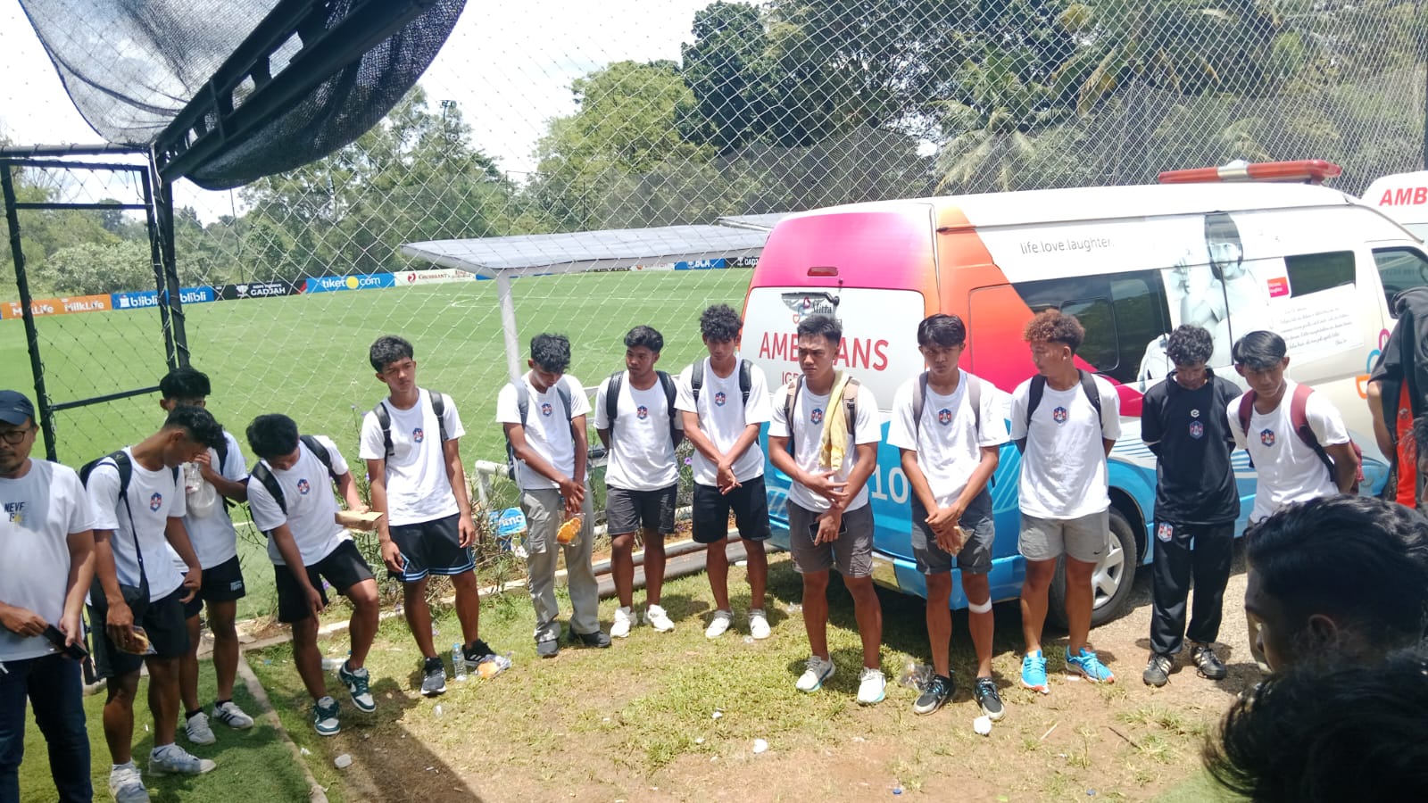 Para pemain bersama pengurus, manajemen hingga ofisial PSB Bogor berkumpul usai pertandingan.