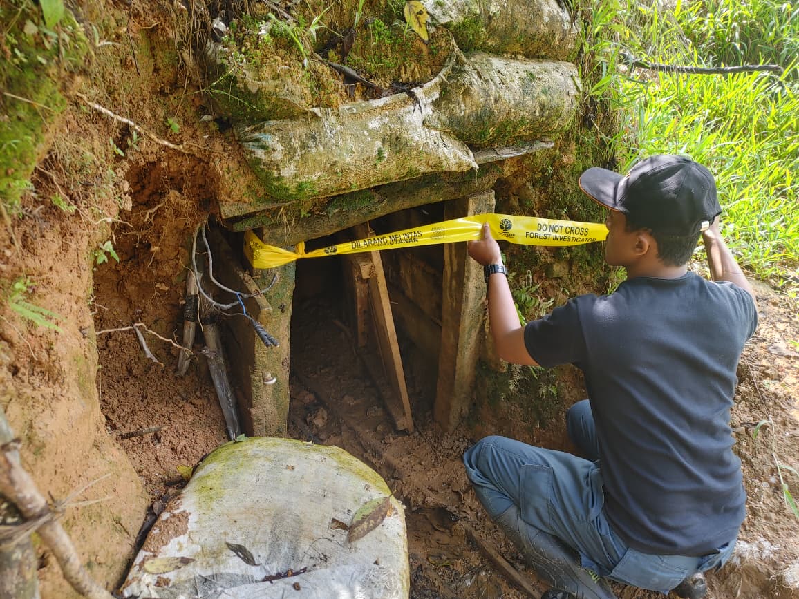 Petugas Ditjen Gakkumhut melakukan Opsgab PETI di Hulu Sungai Cibuluh dan Ciberang, Zona Inti Kawasan Taman Nasional Gunung Halimun Salak (TNGHS).