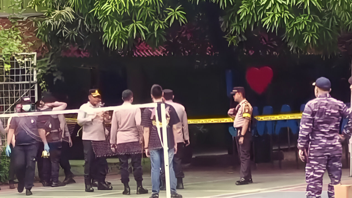 Petugas gabungan berjaga di SMAN 72 Kelapa Gading, Jakarta Utara.