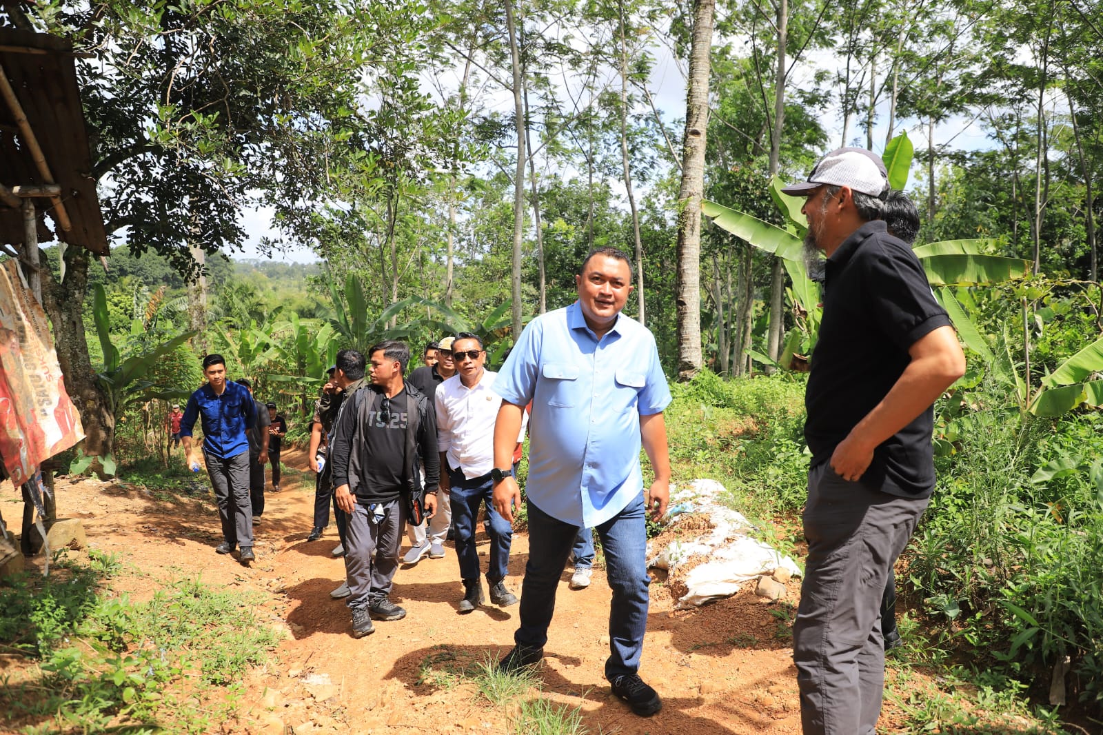 Bupati Bogor, Rudy Susmanto bersama rombongan meninjau lokasi rencana hutan kota di Kecamatan Citeureup, Kabupaten Bogor, Jumat 7 November 2025.