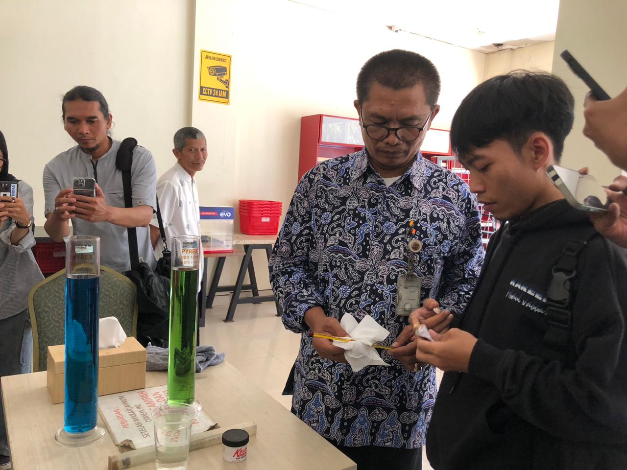 Proses pengujian sampel BBM di SPBU Pertamina Jalan Abdullah Bin Nuh, Kota Bogor.