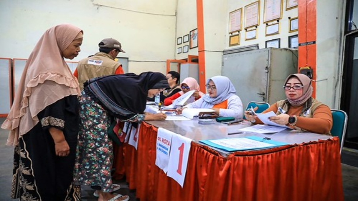 KPM mengambil bansos PKH, BPNT dan BLT Kesra Rp900 Ribu.