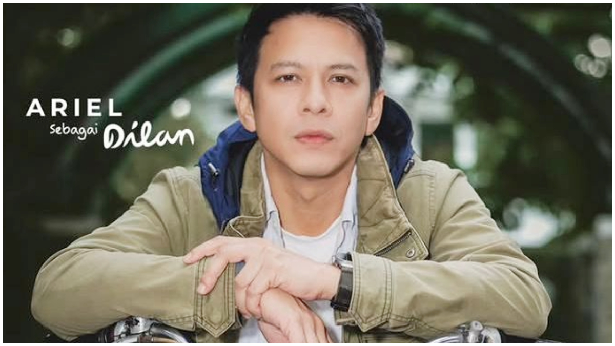 Poster film yang menampilkan Ariel NOAH sedang menaiki motor CB, kendaraan khas yang selalu melekat dengan sosok Dilan.