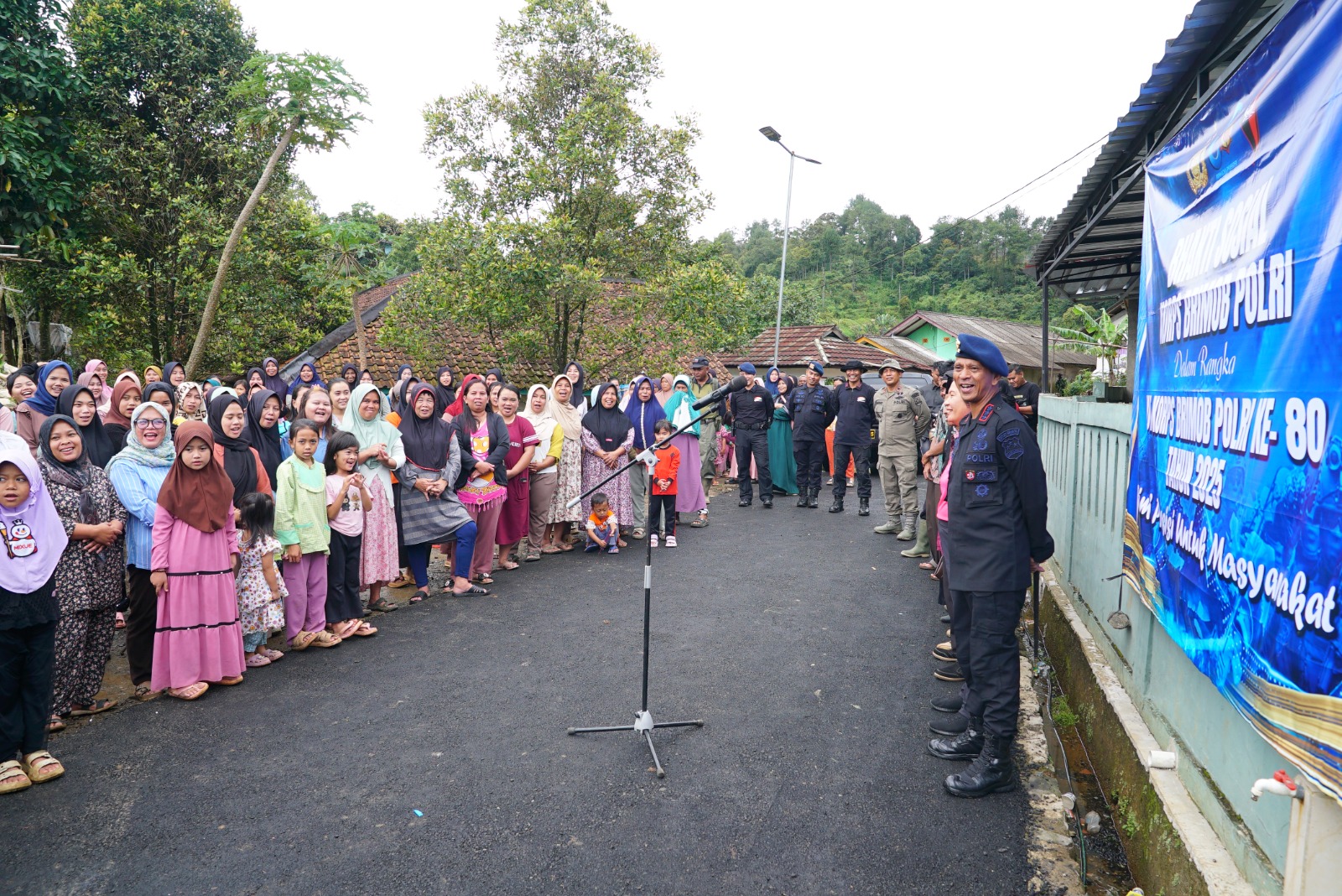 Kegiatan bakti sosial Korps Brimob Polri di Desa Malasari, Kecamatan Nanggung, Kabupaten Bogor.