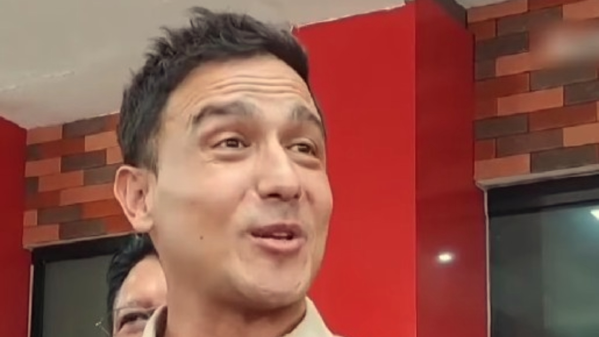 Hamish Daud saat memberikan keterangan kepada wartawan.