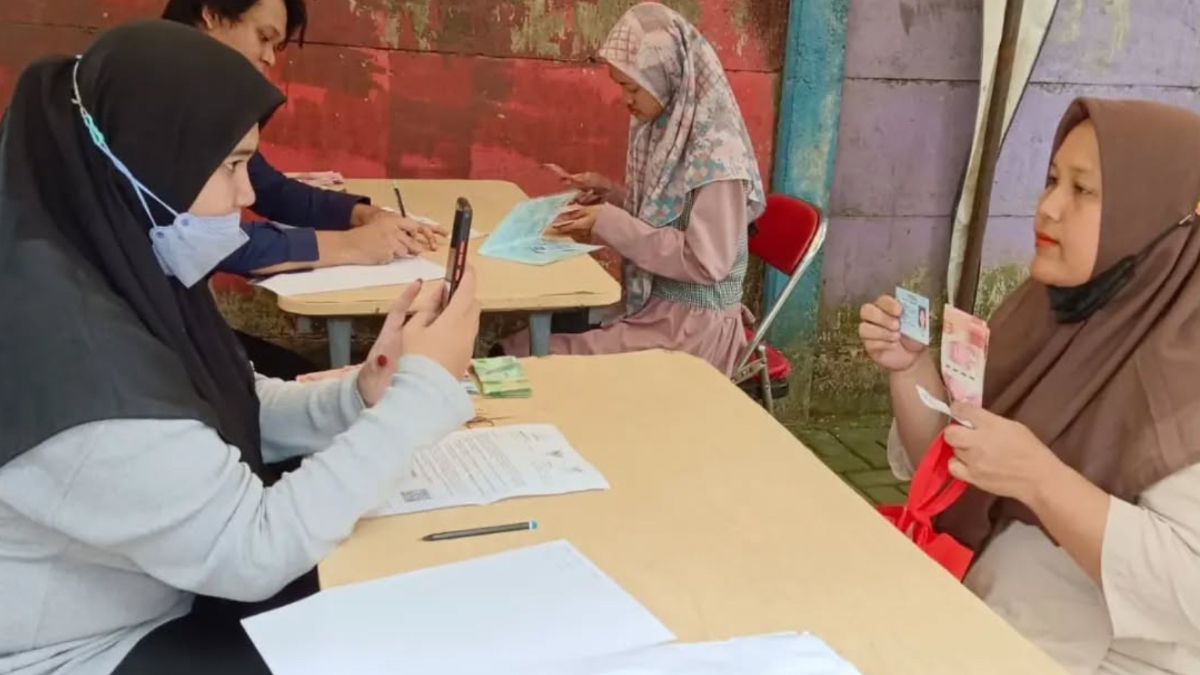 Ilustrasi penyaluran bansos BLT Kesra kepada KPM.