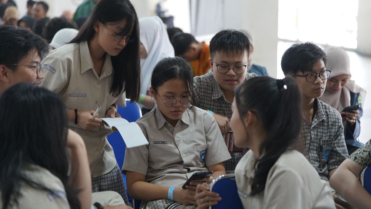 Ilustrasi siswa SMA sederajat yang sedang mempersiapkan TKA