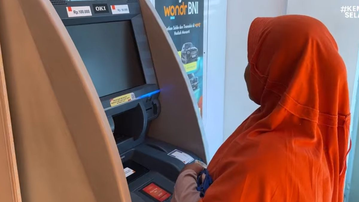 Ilustrasi KPM yang melakukan transaksi di mesin ATM.