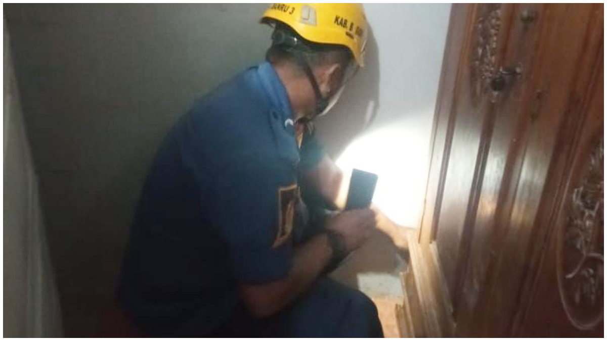 Petugas Damkar evakuasi kucing peliharaan warga terjsbak dicelah lemari di Tajurhalang, Kabupaten Bogor, Sabtu 8 November 2025.